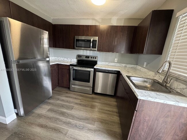 Building Photo - 617 Ixoria Ave Unit 19