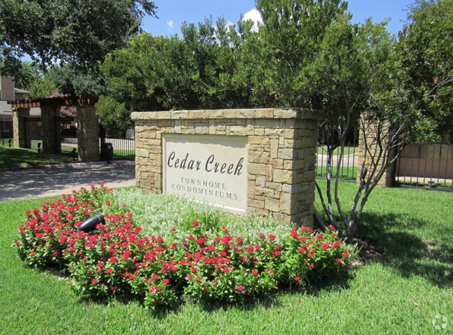 Building Photo - Beautiful Gated Townhome Great Location