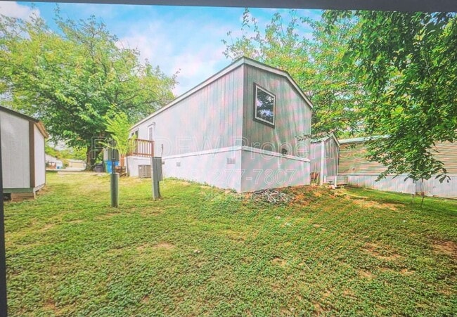 Building Photo - 1240 N Cowan Ave