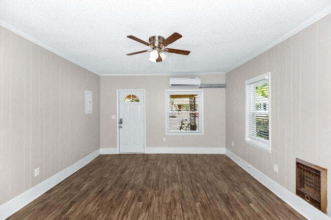 Building Photo - 512 Oshaughnessy Ave NE Unit A