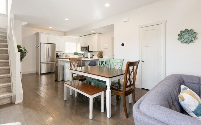 Photo - MODERN 3 BED/2.5 BATH HOME WITH SCENIC VIEWS