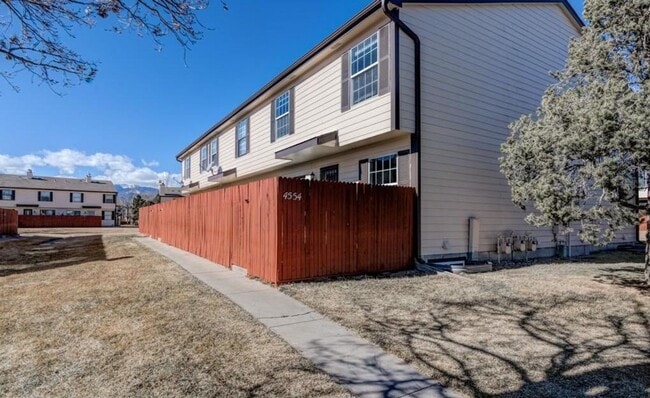 Building Photo - 2 Bed 3 Bath Townhome Minutes From Peterson Air Force Base!!!