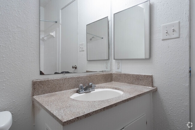 1 BR, 1 BA - 736 SF