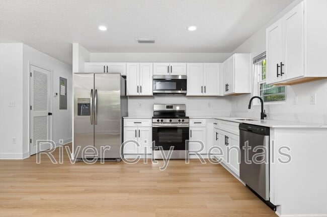Photo - 6287 Hutchinson Ave