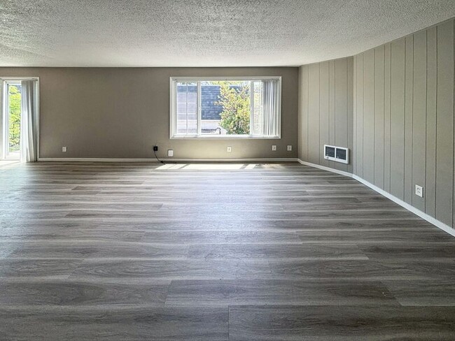 Building Photo - 1109 W 6th Ave