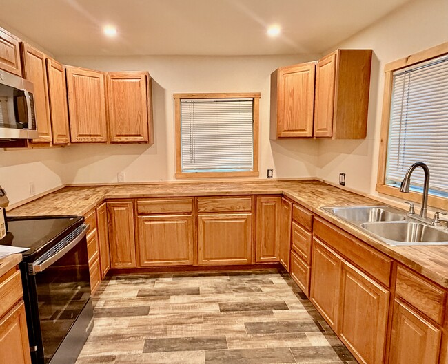 Photo - 25890 Wayne Rd