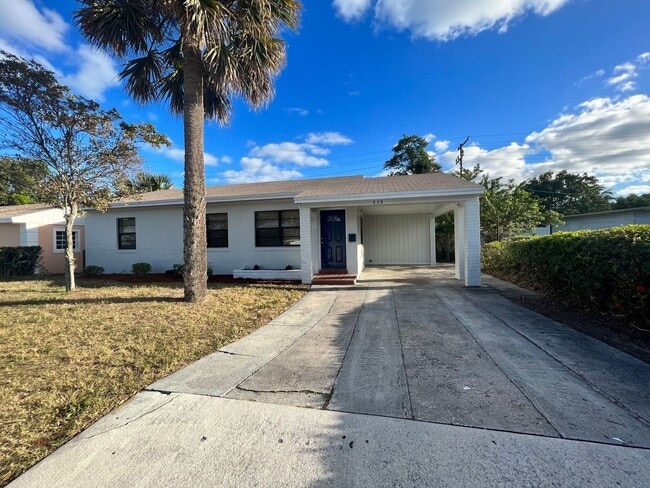 Building Photo - Stunning Renovated 3-Bedroom Home in West ...