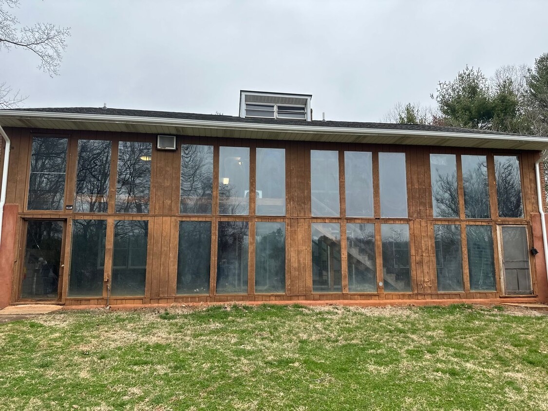 Ranch in Bedford County with Extra Amenities - Ranch in Bedford County with Extra Amenities