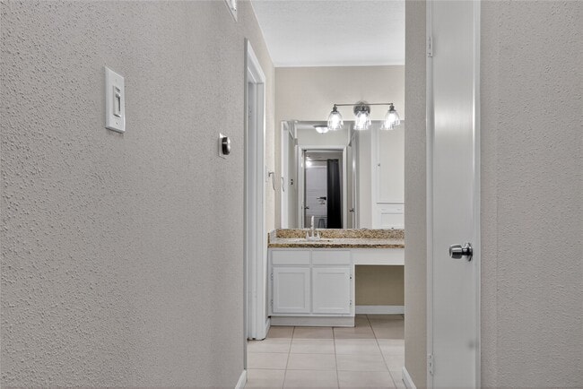 Building Photo - 10555 Turtlewood Ct Unit 2305