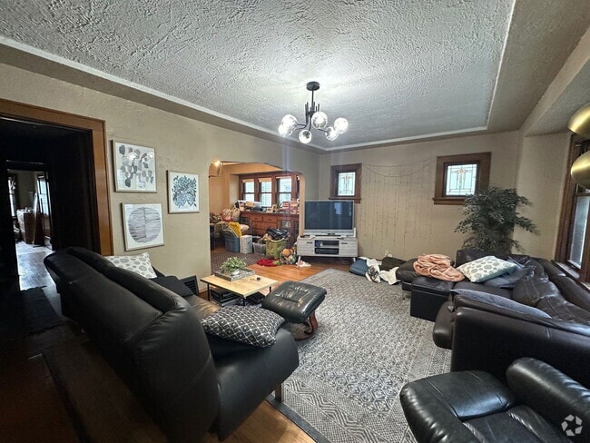 Building Photo - 3270 S Springfield Ave Rental