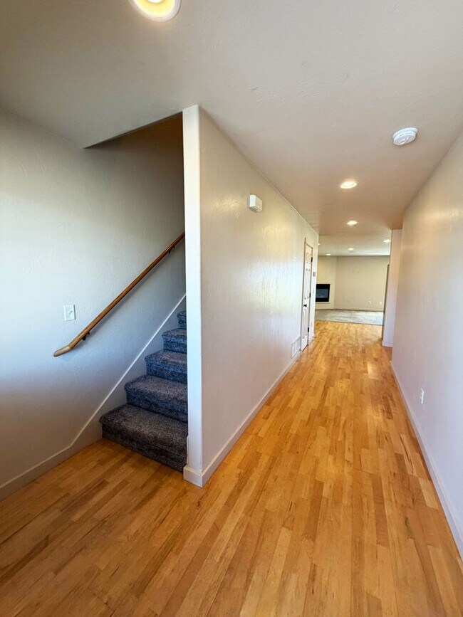 Photo - 923 Saxon Way Unit B