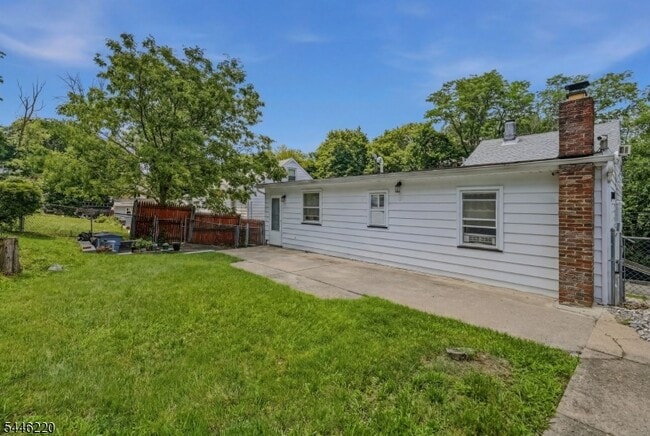 Photo - 137 New St