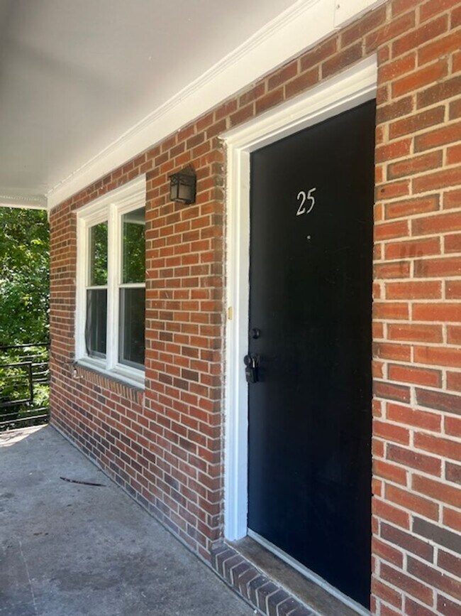 Photo - 210-25 Coloinal ~ Fayette Arms ~ 2 WEEKS FREE