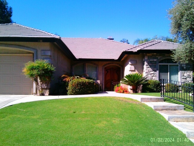 Building Photo - CUSTOM BUILT IN GATED SOUTHERN OAKS !!!