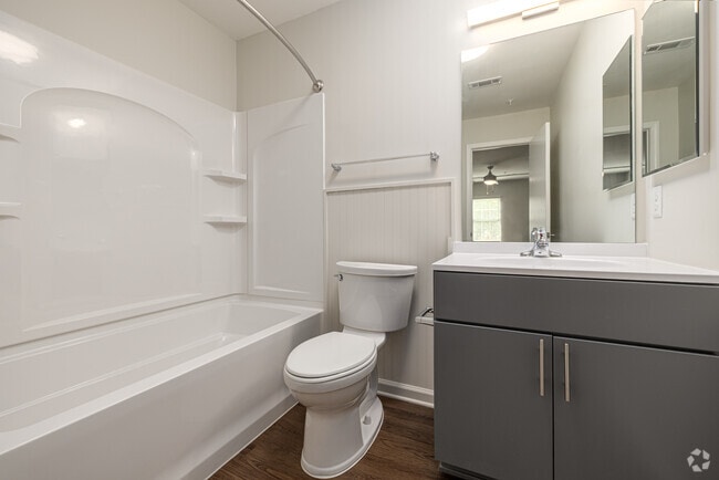 2BR, 2BA - 1032SF: Primary Bathroom