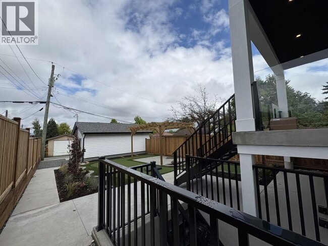 945 E 28th Ave