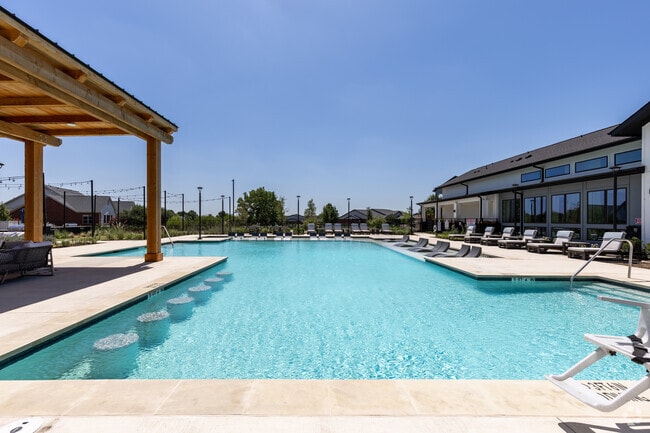 Piscina personalizada con comodidades del resort - The Dalton