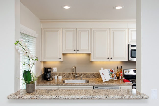 Open Kitchen w/ Breakfast Bar - Park Royal