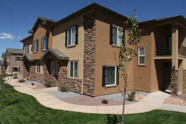 Building Photo - Charming Townhome