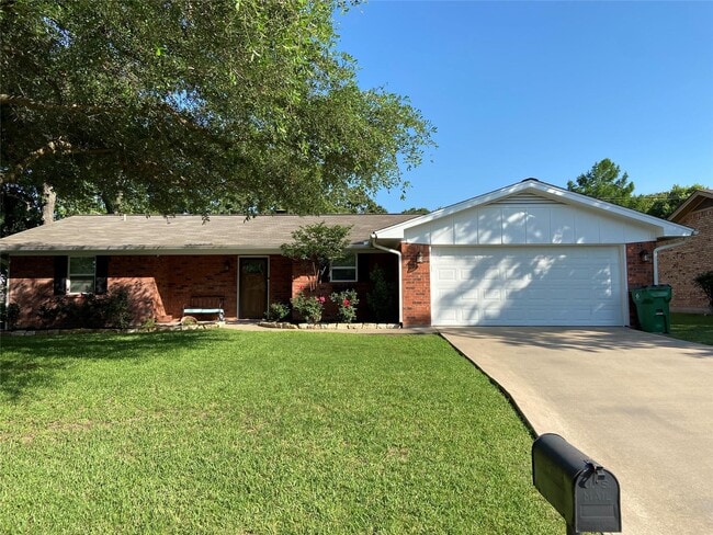 Building Photo - 310 Rosebud Dr