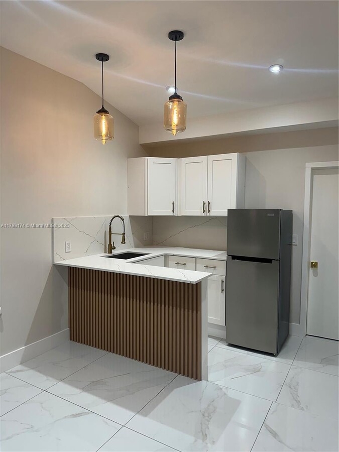 Photo - 1299 W 78th St Apartamento Unidad 0