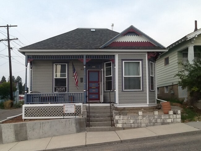 Cozy Folk-Victorian Home - 215 N Emmett Ave House