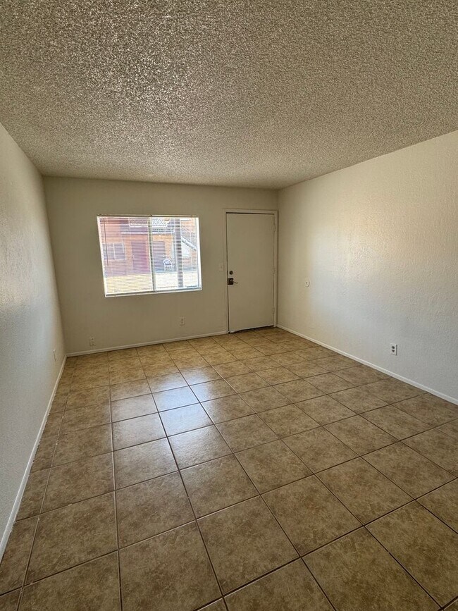 Photo - 330 W 5th Pl Unidad #2