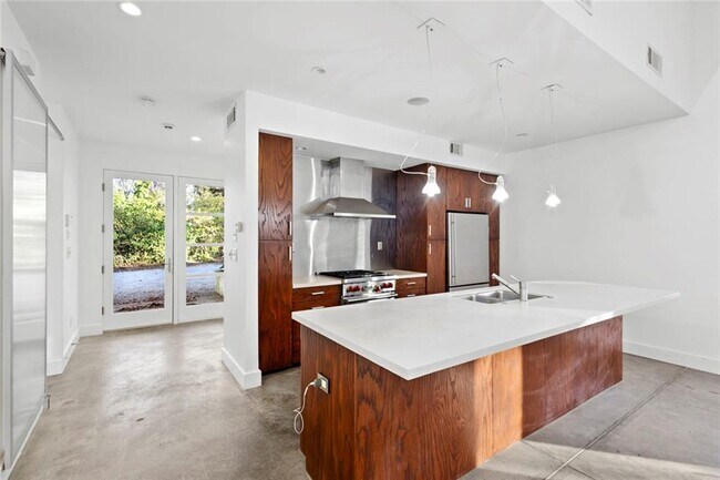 Photo - 935 Custer Ave SE