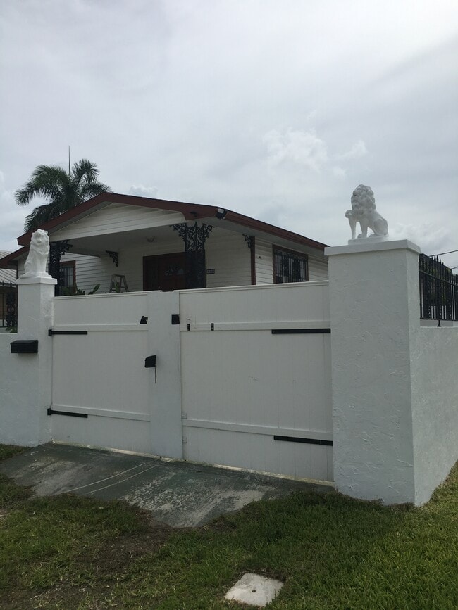 Street gate - 6400 2nd St Casa