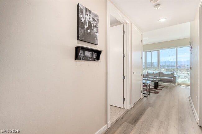 Photo - 4575 Dean Martin Dr Unidad 610