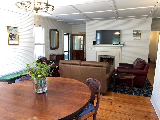 Photo - 524 Colleton Ave SE