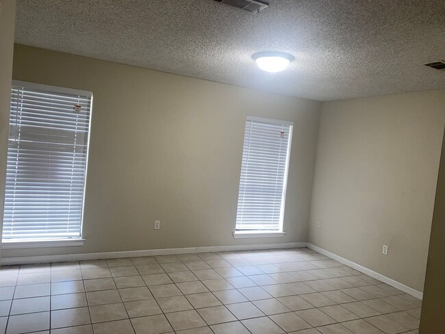 Photo - 1134-1136 Willow Creek Dr Unit 1134