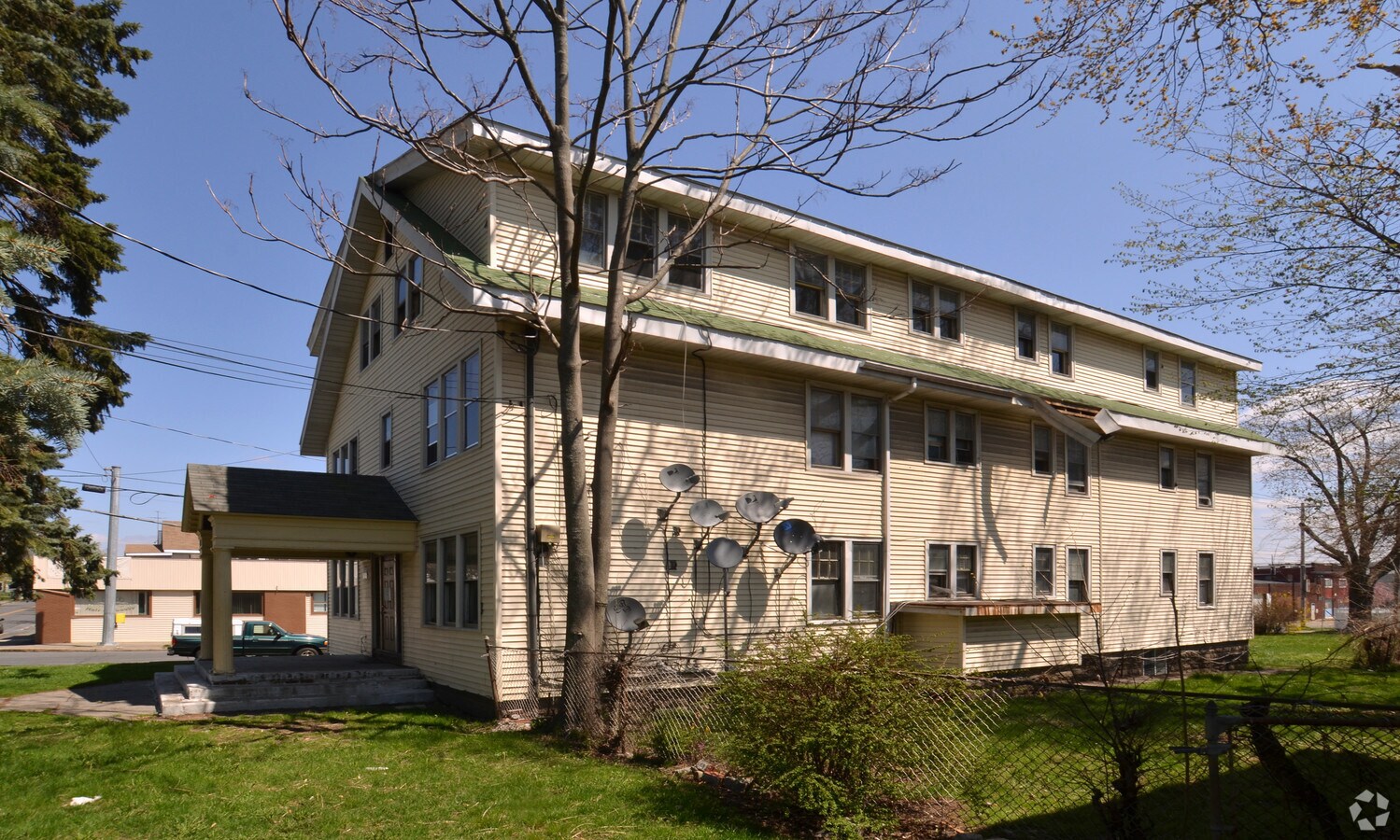 Photo - 611-620 N Pearl St