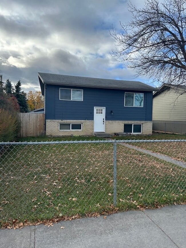 Building Photo - Newly remodeled Large Split entry home on North