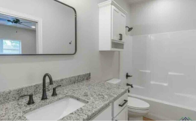 Photo - 2112 Oak Hollow St Unit B