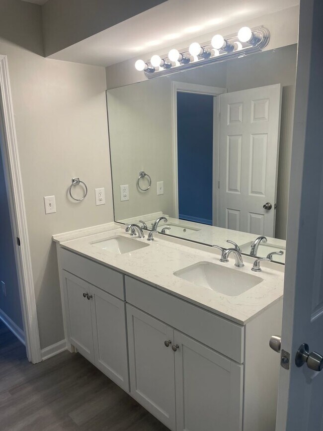 Photo - Charming Renovated 2 bedroom 2 bathroom in...