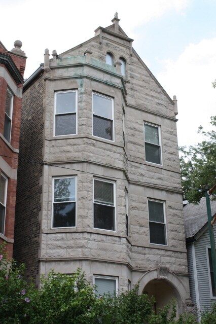 Front of complex - 1834 N Wood St Unit 1R