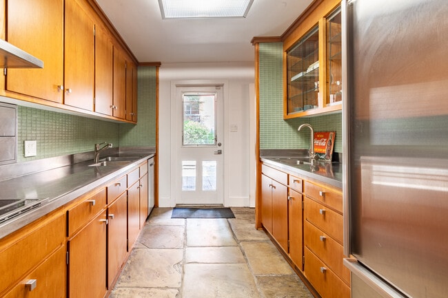 Photo - 111 W Charlton St