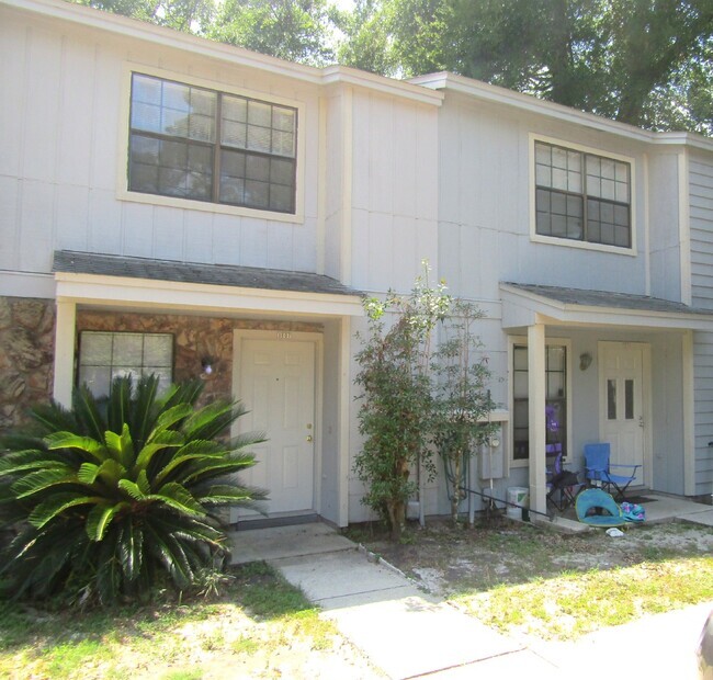 Building Photo - Stonewood Townhome with Open Living, Outdo...