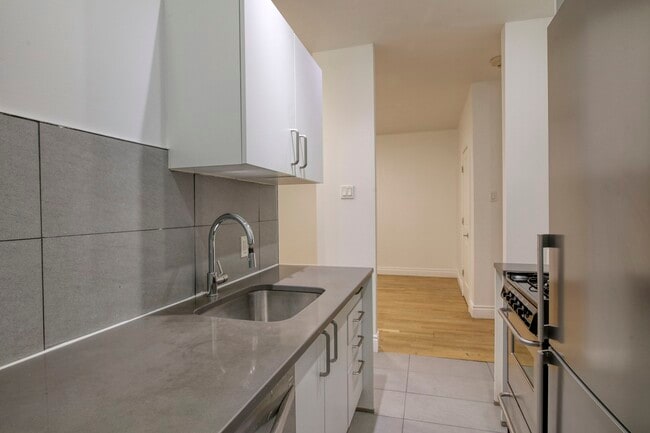 Photo - 3710 Chem. Queen Mary Unit 3