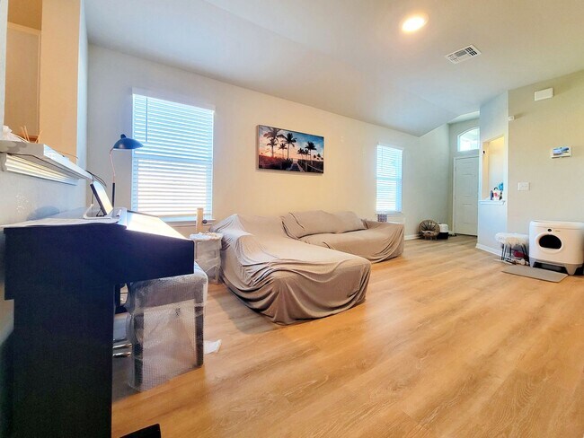 Photo - Spacious 4-Bedroom, 2-Bathroom Single Family Home in Austin!