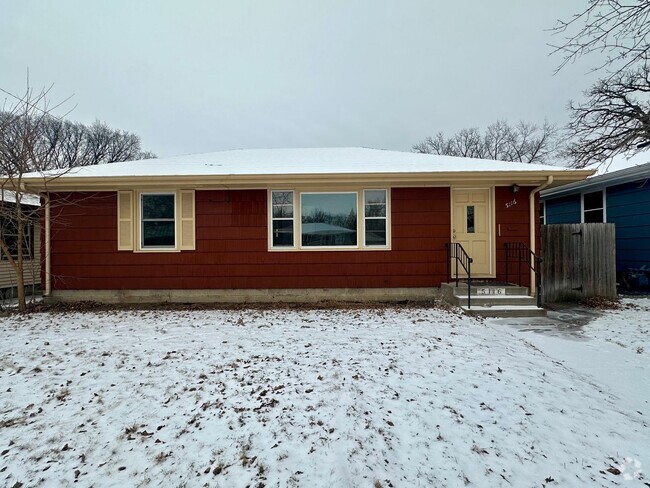 Building Photo - Amazing 4Bedroom 1 Bathroom Home in Minnea...