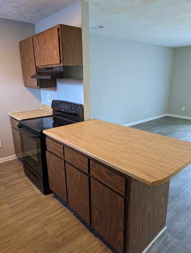 Photo - 823 Applewood Ln