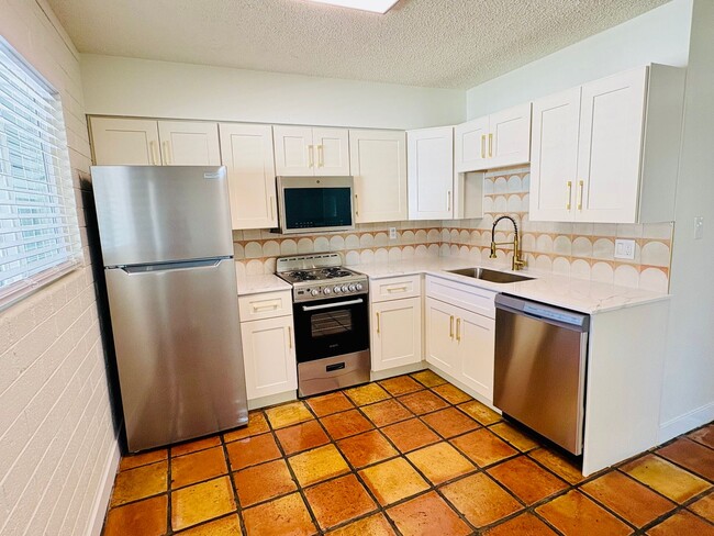Building Photo - 1873 E University Dr Unit 1