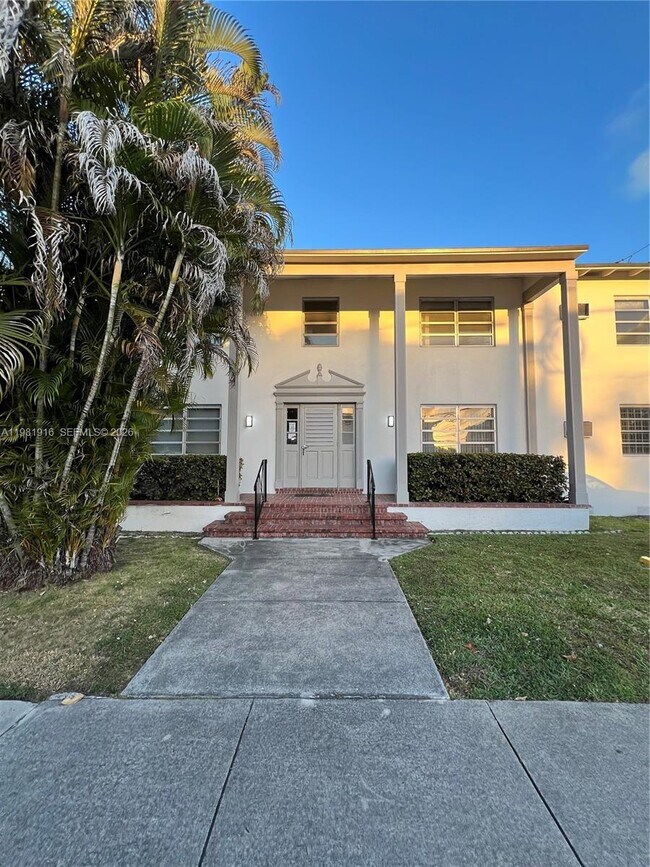 Building Photo - 2390 SW 22nd St Unit 4