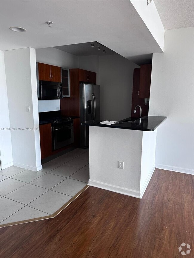 Building Photo - 18800 NE 29th Ave Unit 808 Rental
