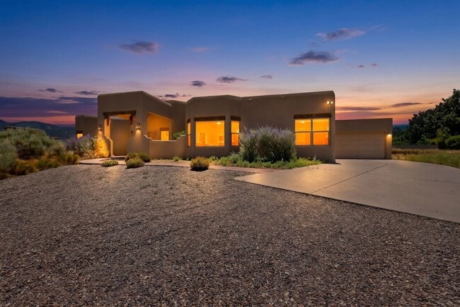 Building Photo - Luxuary Home in N. Alb Acres 2200/sf 3/bd 2/ba 2/cg