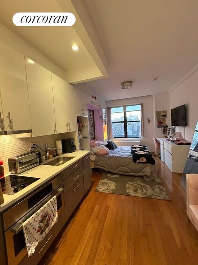 Building Photo - 212 W 91st St