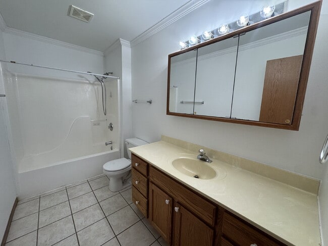 Photo - 2 BD/1.5 B at Windsor Court Townhomes in Ottawa IL! 1405 Windsor Court