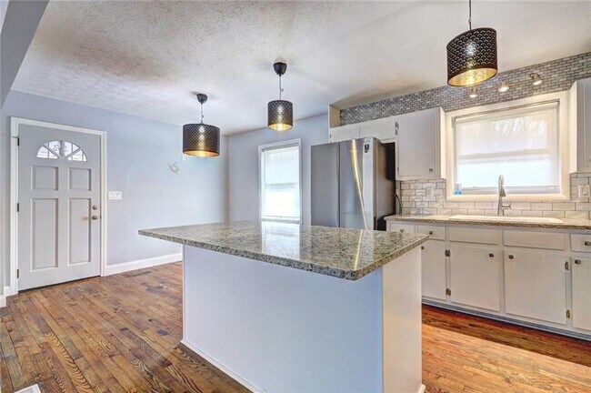 Photo - 667 Tara Cir SE